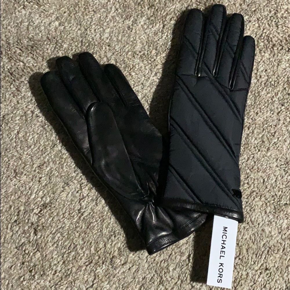 Woman’s Michael Kors puffer/leather gloves black